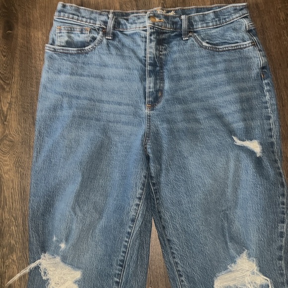 Universal Thread Blue Distressed Boyfriend Jeans. Size 16 Women's - Picture 3 of 5